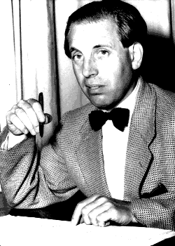 Lex van Delden met de partituur van zijn eerste (koor) symfonie De Stroom, Mei 1940 (op een tekst van Jan Prins). De foto dateert van omstreeks 1953